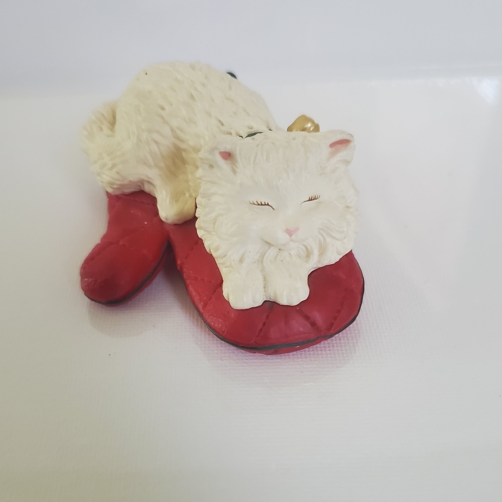 Vintage "1995" Cat On a Mitten Christmas Ornament - Picture 6 of 6